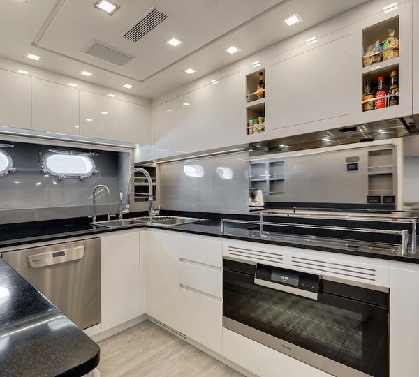 17 Mangusta 132 - Galley