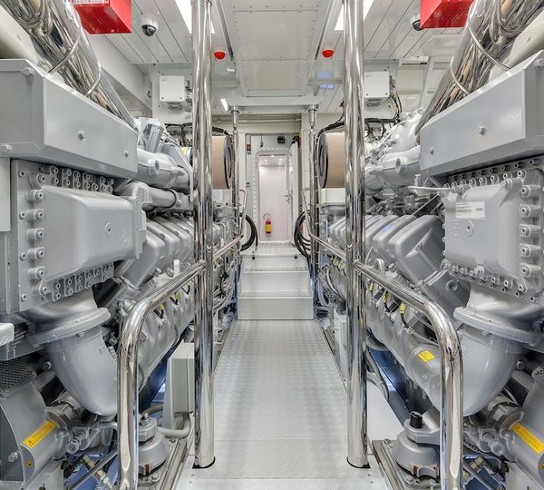 18 Mangusta 132 Yacht - Engine Room