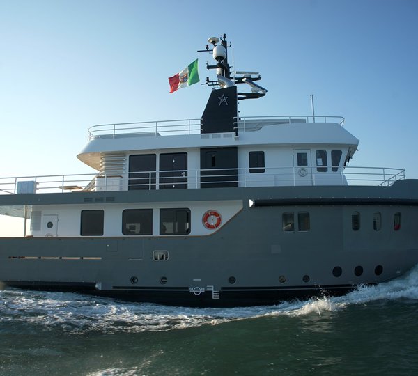 27m motor yacht Irie Man - side view