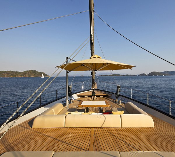 60 Years Yacht - fore deck