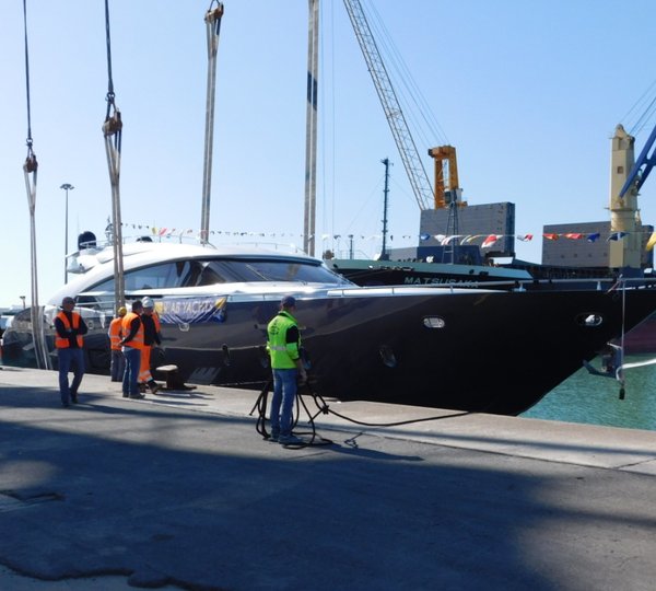 AB 100 SPECTRE  hits the water