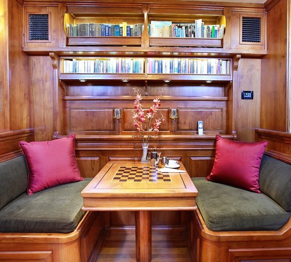 ADELAAR - Salon games table