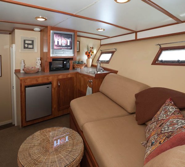 ALASKAN STORY TV room