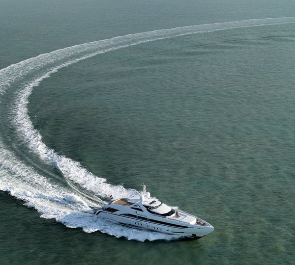 AMORE MIO from above - Photo by Dick Holthuis