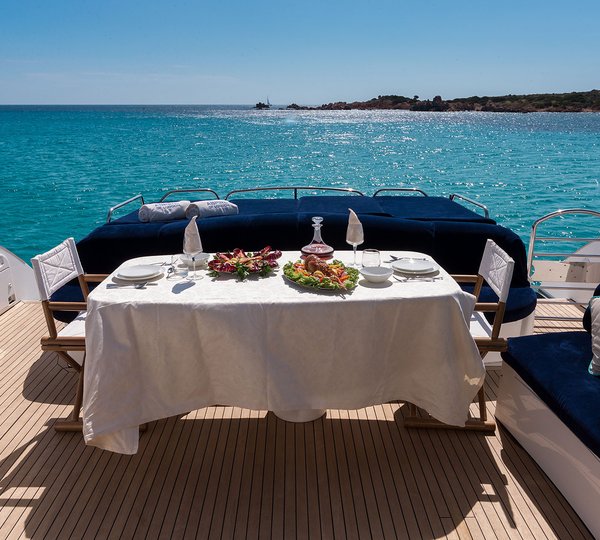 ASPIRE OF LONDON - Aft deck dining