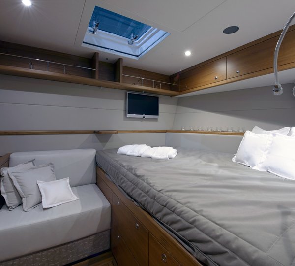 Accommodation - sailing yacht REINA by Oyster