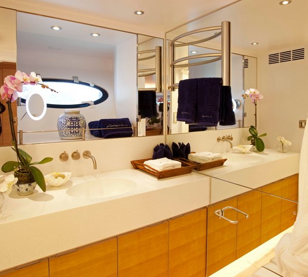 Adastra Yacht - master bathroom