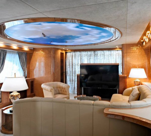 Amer 100 Yacht - Saloon