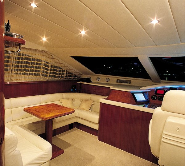 Amer 86 JAUNI - Forward Dining and Helm