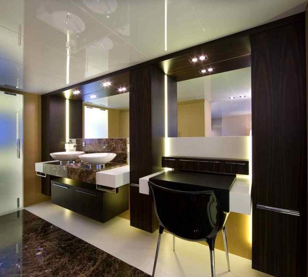 Arcadia Yachts SOLAR - Master Bathroom