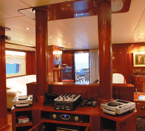 Ariete Saloon Upper Saloon + Dj Station