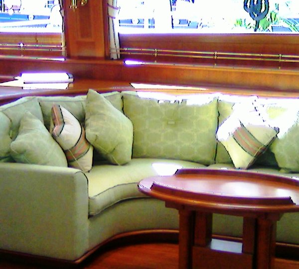 Axia Settee