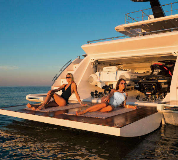 Azimut 77S Yacht - Beach area and garage