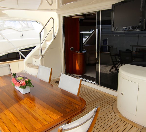 Azimut 80 CIRCUS -  Aft Deck Dining