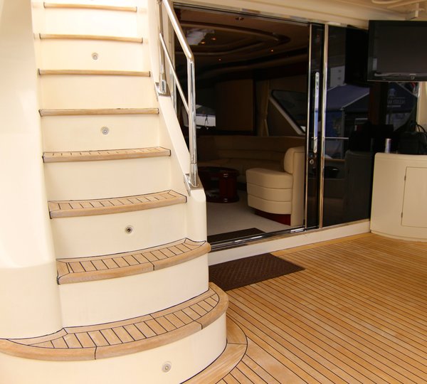 Azimut 80 CIRCUS -  Aft Deck