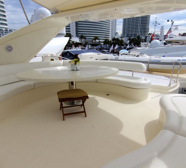 Azimut 80 CIRCUS -  Flybridge Dining