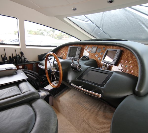 Azimut 80 CIRCUS -  Helm