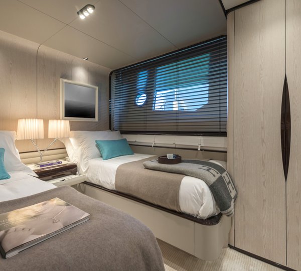 Azimut Grande 95RPH yacht - guest cabin