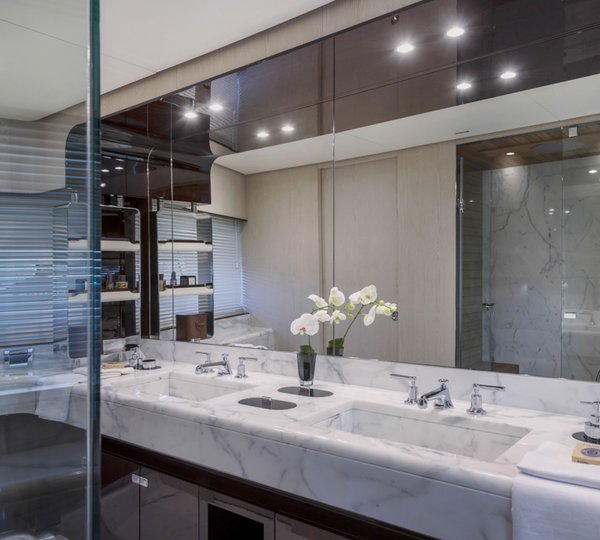 Azimut Grande yacht 95RPH - master head_