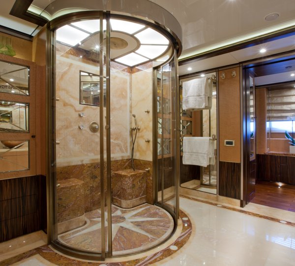 BELLA ANNA YACHT - OWNER BATHROOM