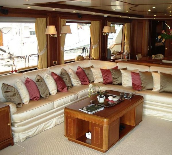 BEYOND THE CLOUDS -  Salon