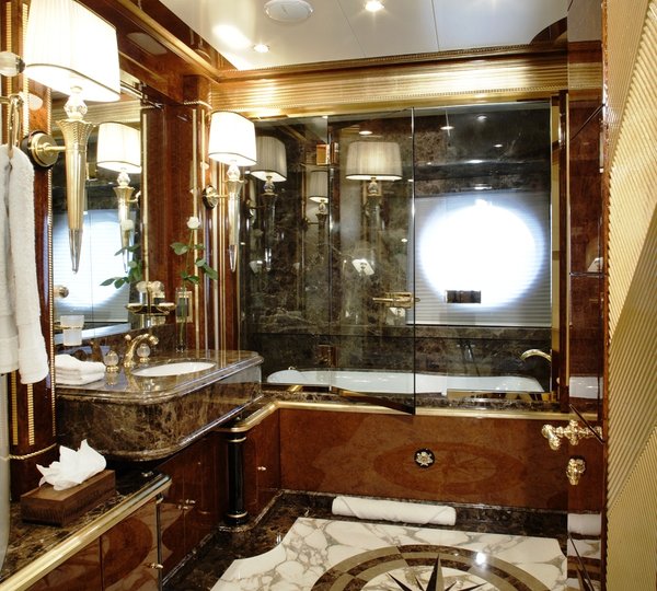 BISTANGO - Master Cabin bathroom