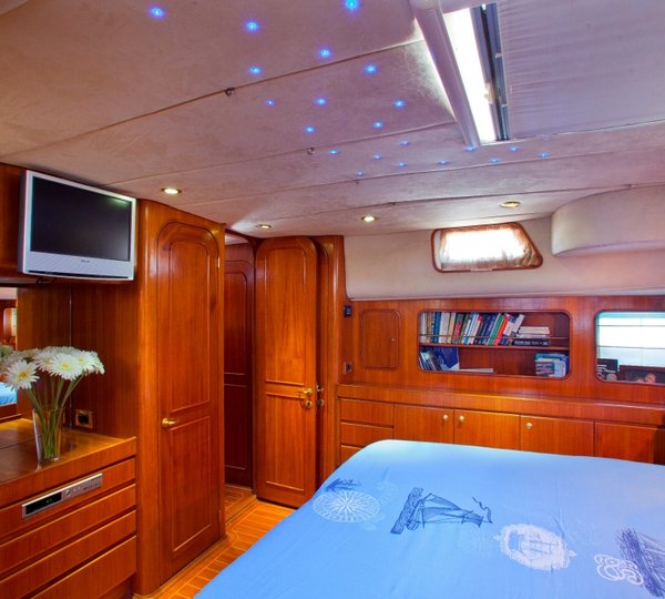 BLUE PHOENIX - Master cabin TV