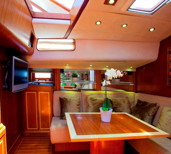 BLUE PHOENIX - Salon and entertainment