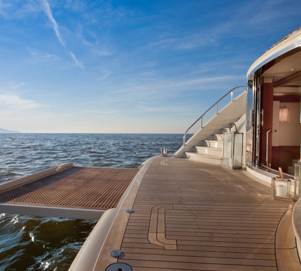 Belle Anna yacht - beach platform