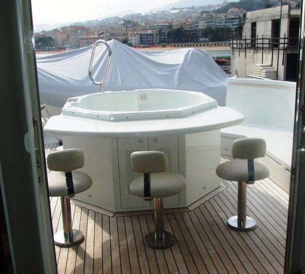 Bendis -  Jaccuzi on upper deck