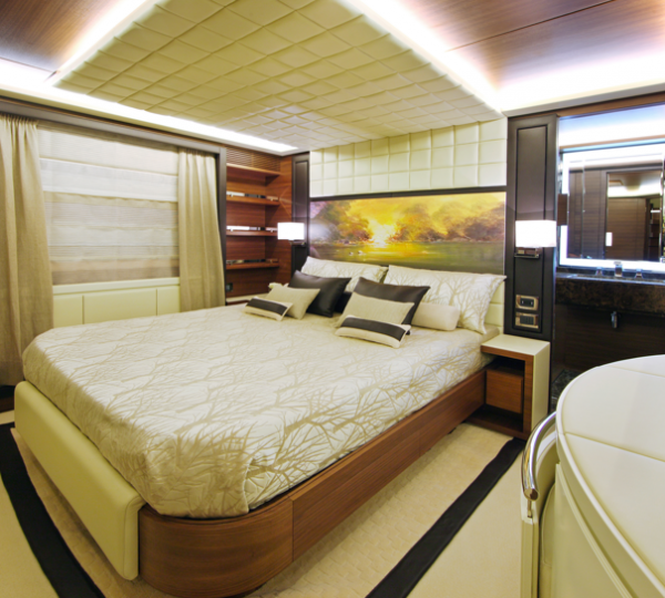 Benetti Delfino 93 VIP suite