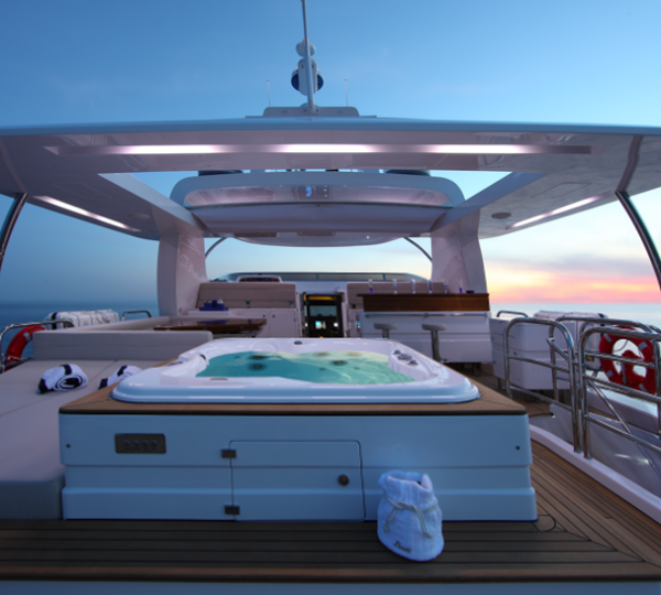 Benetti Motor Yacht Delfino 93 Sundeck