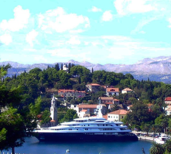 Benetti Motor Yacht Reverie anchored