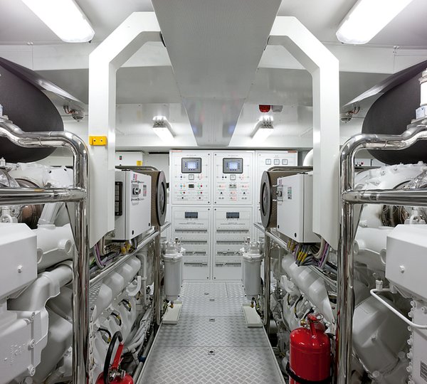 Benetti Motor Yacht Veloce 140 - Engine room
