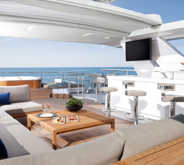 Benetti Motor Yacht Veloce 140 flybridge