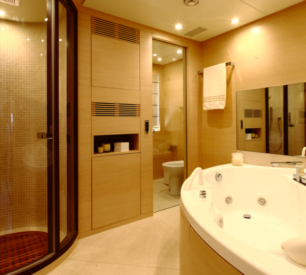 Benetti Tradition 105 VIP bathroom