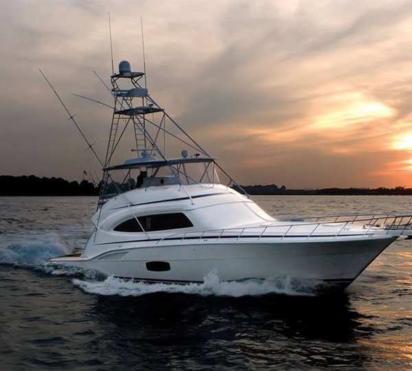 Bertram 70 Convertible Yacht at full speed