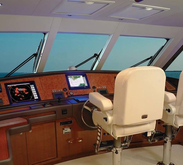 Bertram 70 Yacht - Wheelhouse