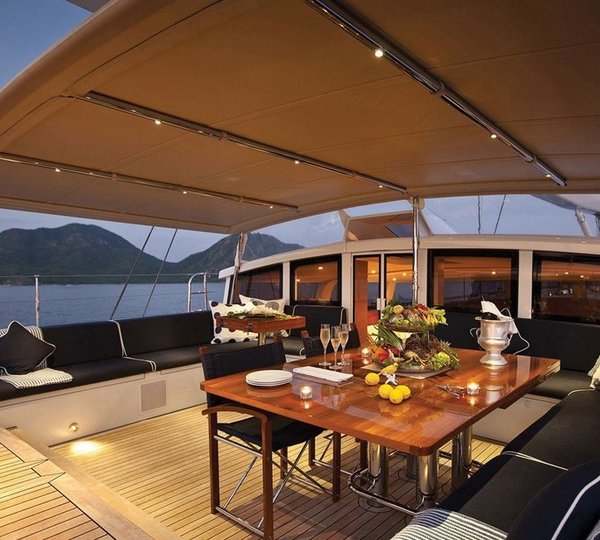 CINDERELLA IV - Aft deck alfresco dining