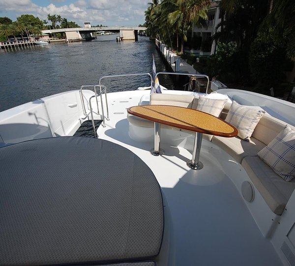COLD GECKO. -  Flybridge Seating and Spa Pool