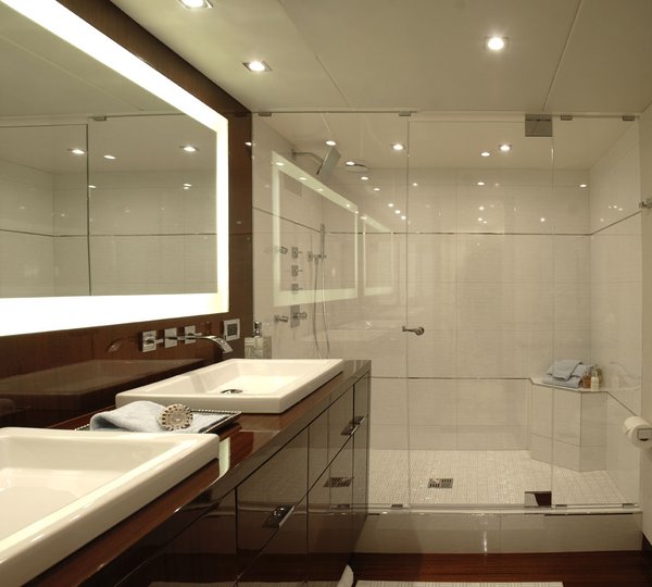 COLD GECKO. -  Master Bathroom