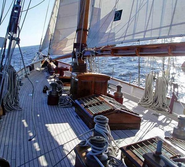 CORAL OF COWES -  Deck
