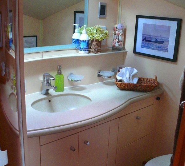 Cat FELICIA -  Ensuite Bathroom