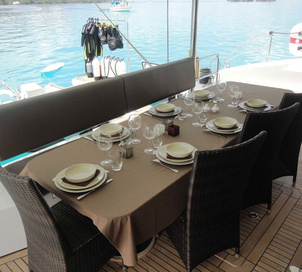 Cat JAMBO - Aft Deck Dining