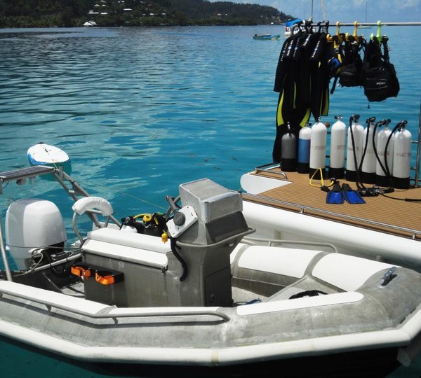 Cat JAMBO - Diving Gear and Tender