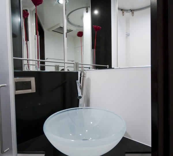 Catamaran Abuelo - Bathroom 2