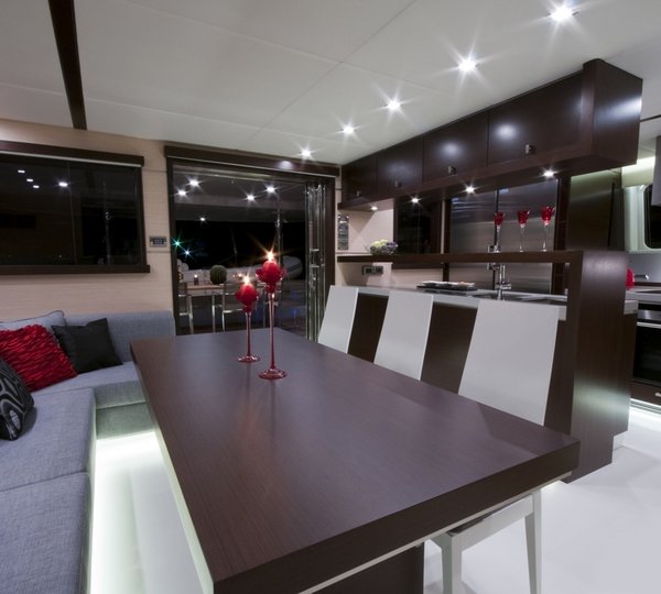 Catamaran Abuelo - Salon View 2