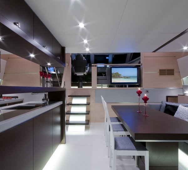 Catamaran Abuelo - Salon View 3