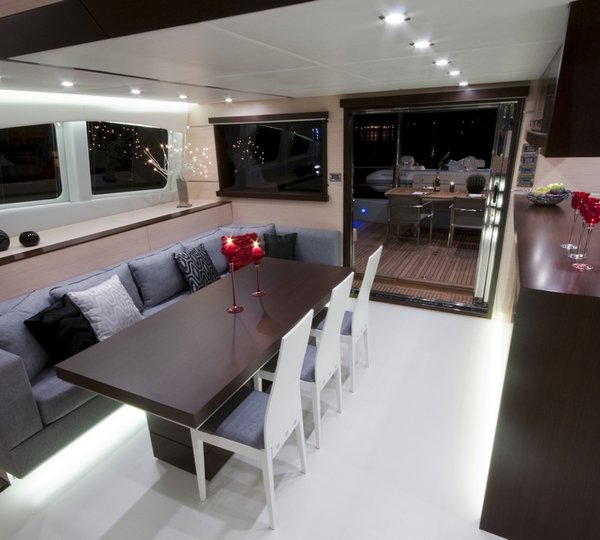 Catamaran Abuelo - Salon View 4