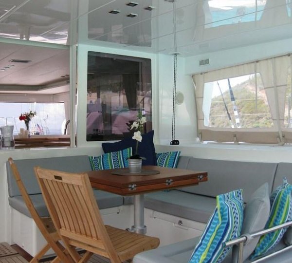 Catamaran BLUE MOON -  Aft Deck Dining